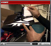 Superioridad Amabilidad Elocuente VIDEO] AMIR KHAN SHOWS OFF HIS CUSTOM REEBOK SHOES THAT HE SAYS EVEN FLOYD  MAYWEATHER WEARS || FIGHTHYPE.COM